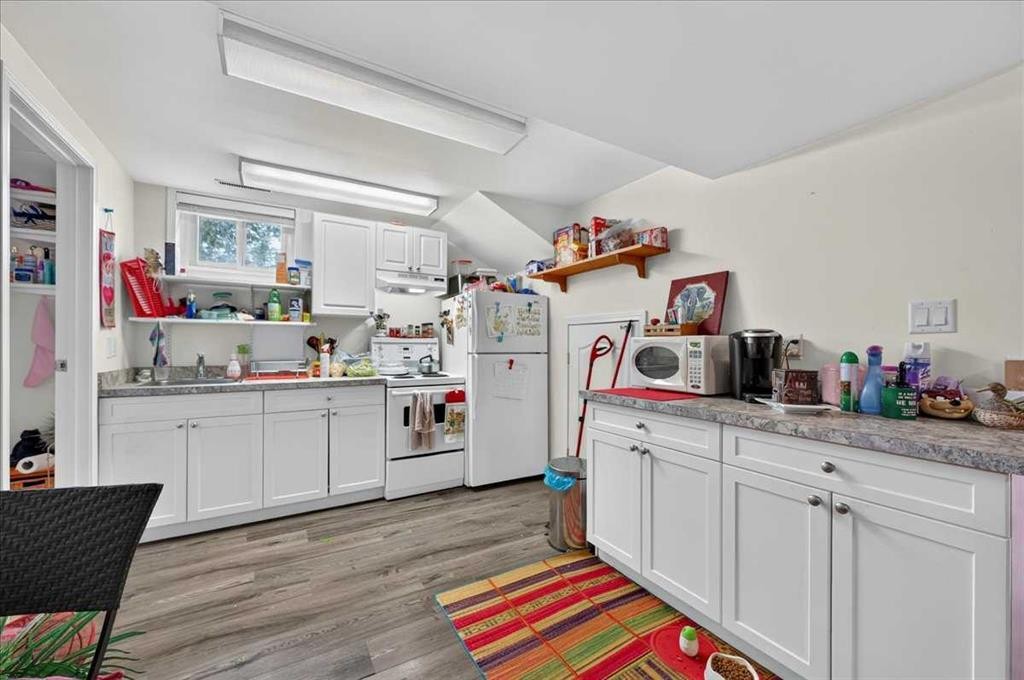 7804 34 Avenue Nw, Calgary, AB - Indoor Photo Showing Kitchen