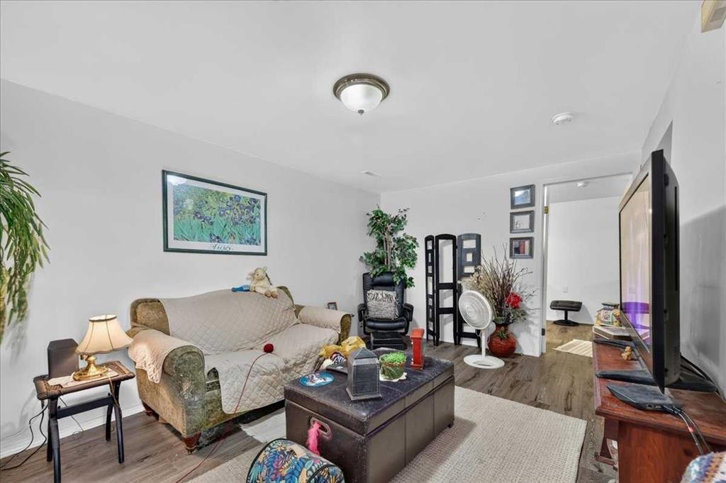 7804 34 Avenue Nw, Calgary, AB - Indoor Photo Showing Living Room