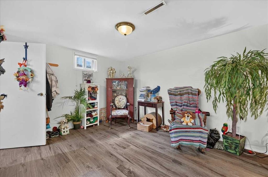 7804 34 Avenue Nw, Calgary, AB - Indoor Photo Showing Other Room