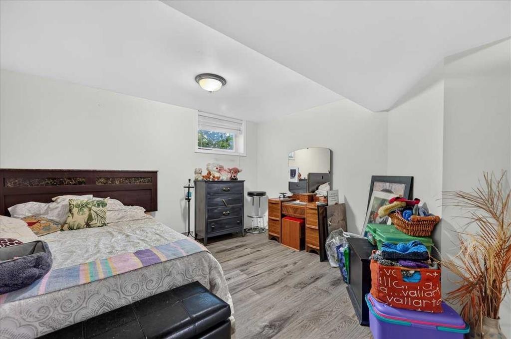 7804 34 Avenue Nw, Calgary, AB - Indoor Photo Showing Bedroom