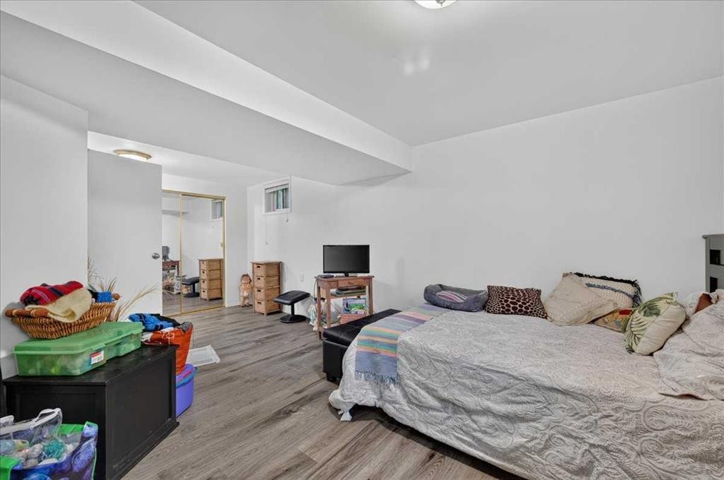 7804 34 Avenue Nw, Calgary, AB - Indoor Photo Showing Bedroom