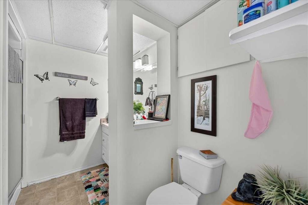 7804 34 Avenue Nw, Calgary, AB - Indoor Photo Showing Bathroom