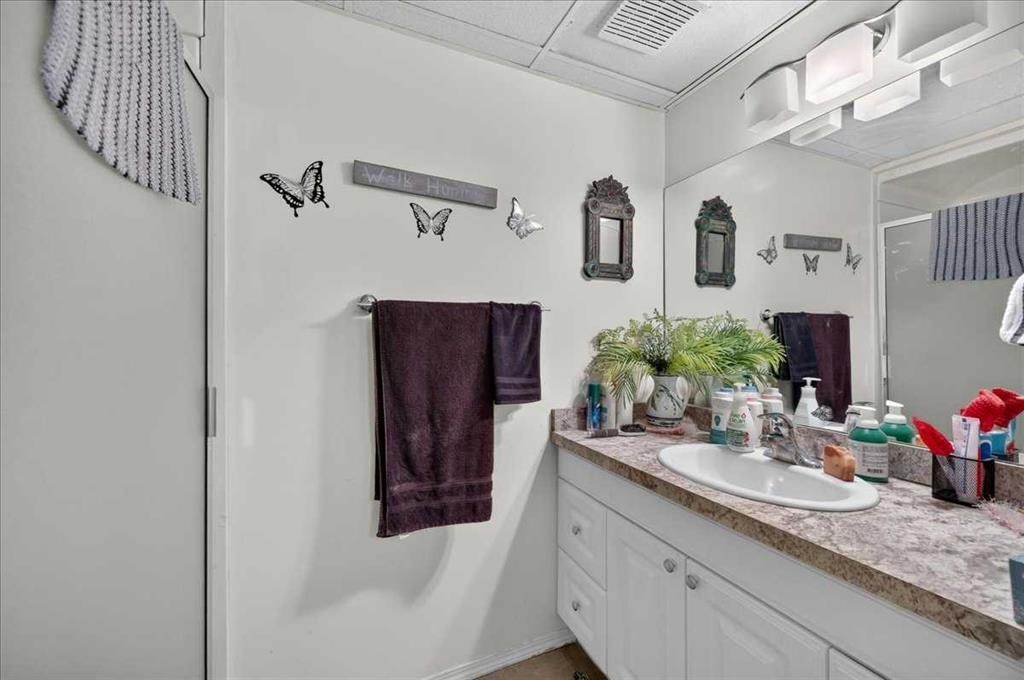 7804 34 Avenue Nw, Calgary, AB - Indoor Photo Showing Bathroom