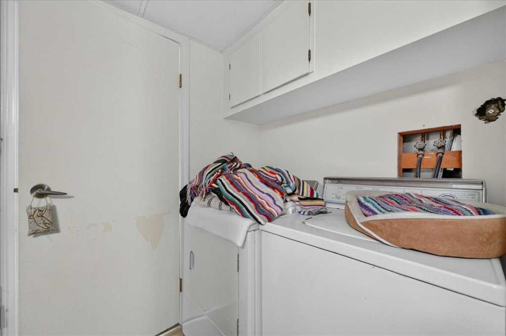 7804 34 Avenue Nw, Calgary, AB - Indoor Photo Showing Laundry Room