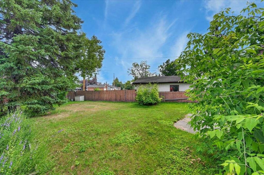 7804 34 Avenue Nw, Calgary, AB - Outdoor