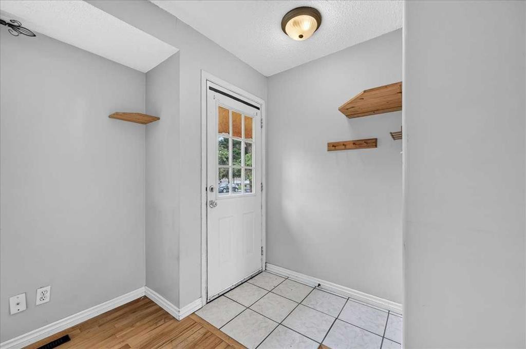 7804 34 Avenue Nw, Calgary, AB - Indoor Photo Showing Other Room