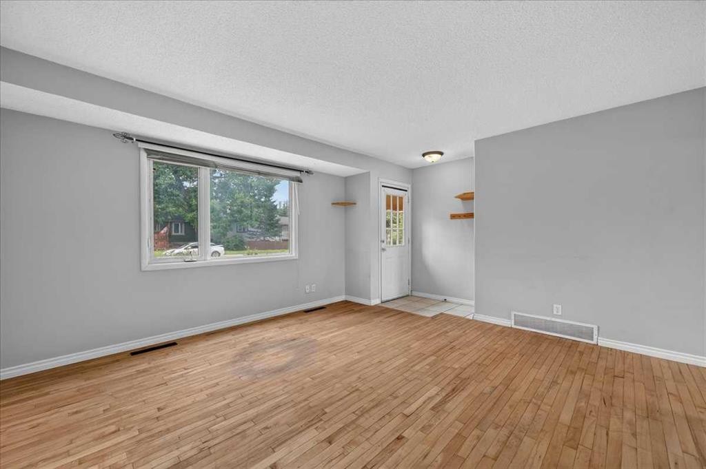7804 34 Avenue Nw, Calgary, AB - Indoor Photo Showing Other Room