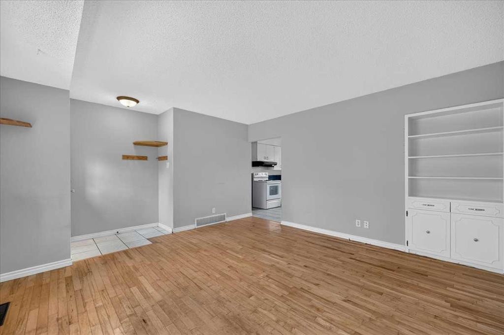 7804 34 Avenue Nw, Calgary, AB - Indoor Photo Showing Other Room