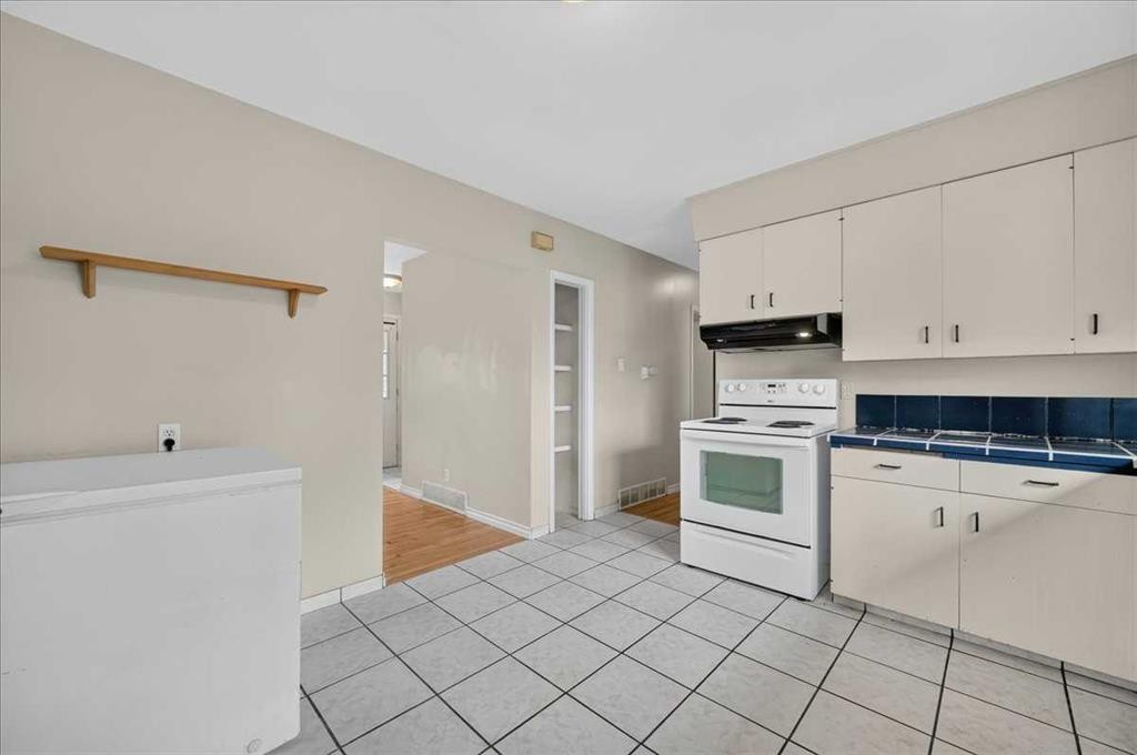 7804 34 Avenue Nw, Calgary, AB - Indoor Photo Showing Kitchen