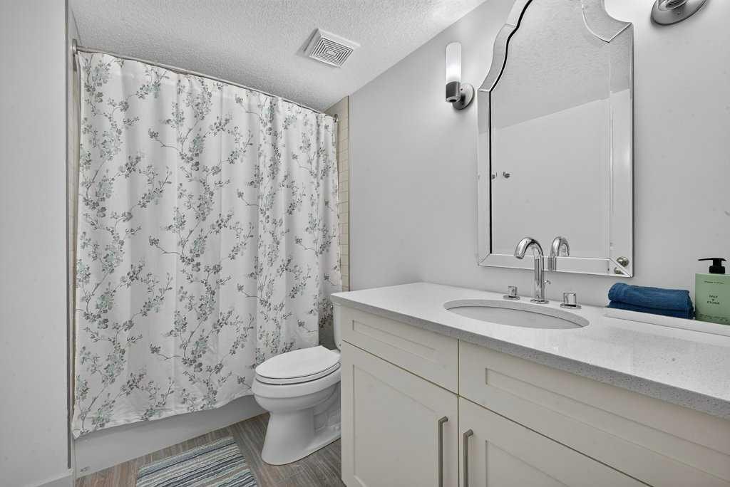 232 Copperpond Circle Se, Calgary, AB - Indoor Photo Showing Bathroom