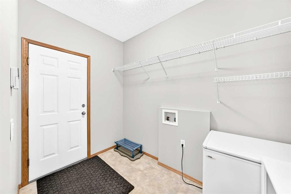 83 Edgeridge Close Nw, Calgary, AB - Indoor With Storage