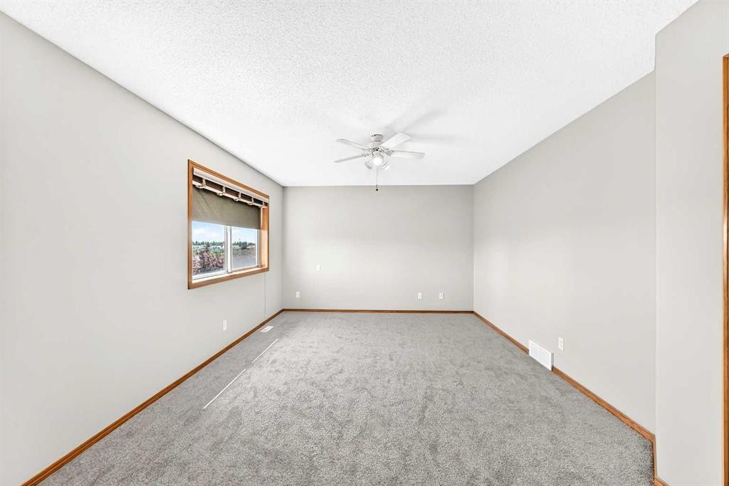 83 Edgeridge Close Nw, Calgary, AB - Indoor Photo Showing Other Room