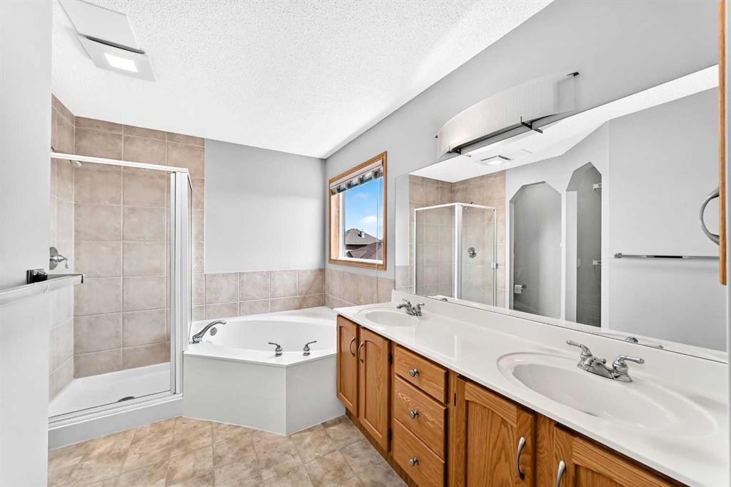 83 Edgeridge Close Nw, Calgary, AB - Indoor Photo Showing Bathroom