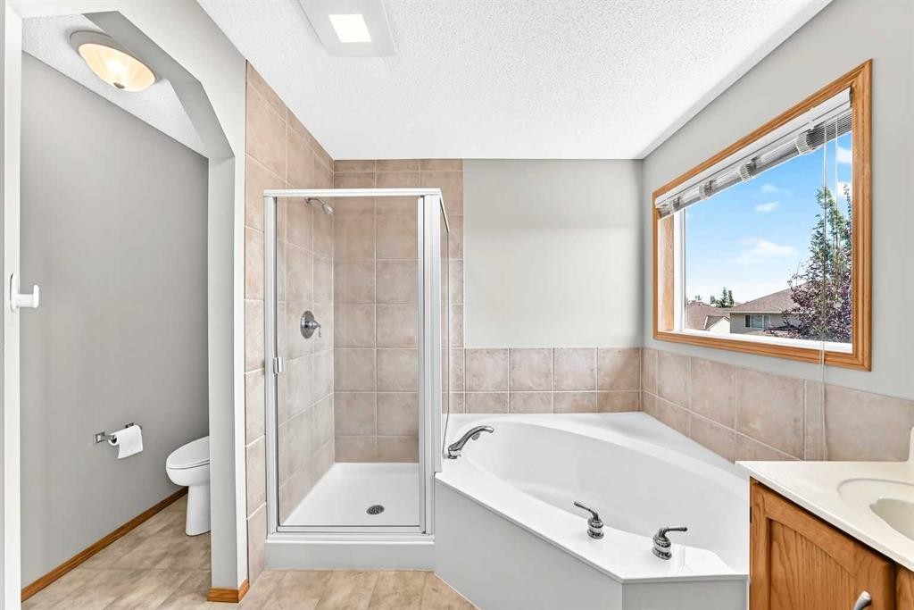 83 Edgeridge Close Nw, Calgary, AB - Indoor Photo Showing Bathroom