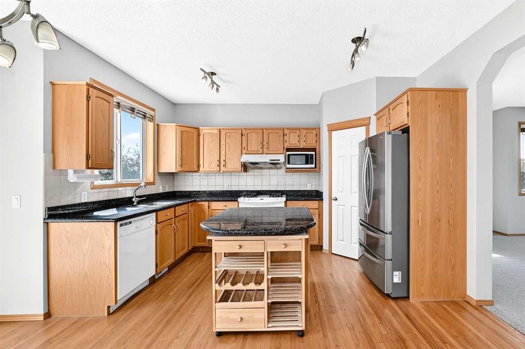 83 Edgeridge Close Nw, Calgary, AB - Indoor Photo Showing Kitchen