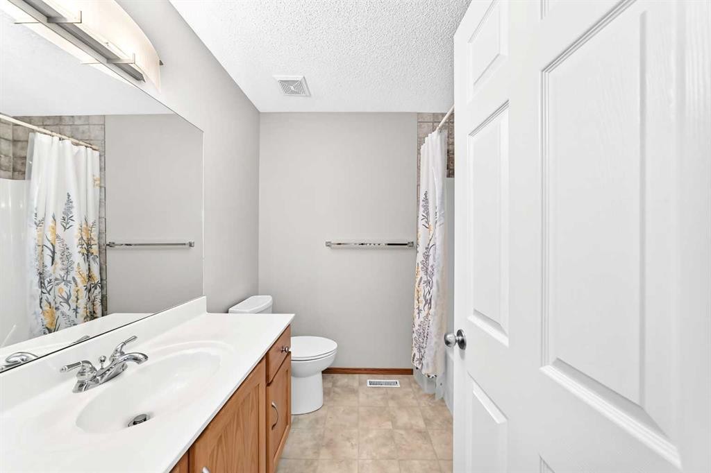 83 Edgeridge Close Nw, Calgary, AB - Indoor Photo Showing Bathroom