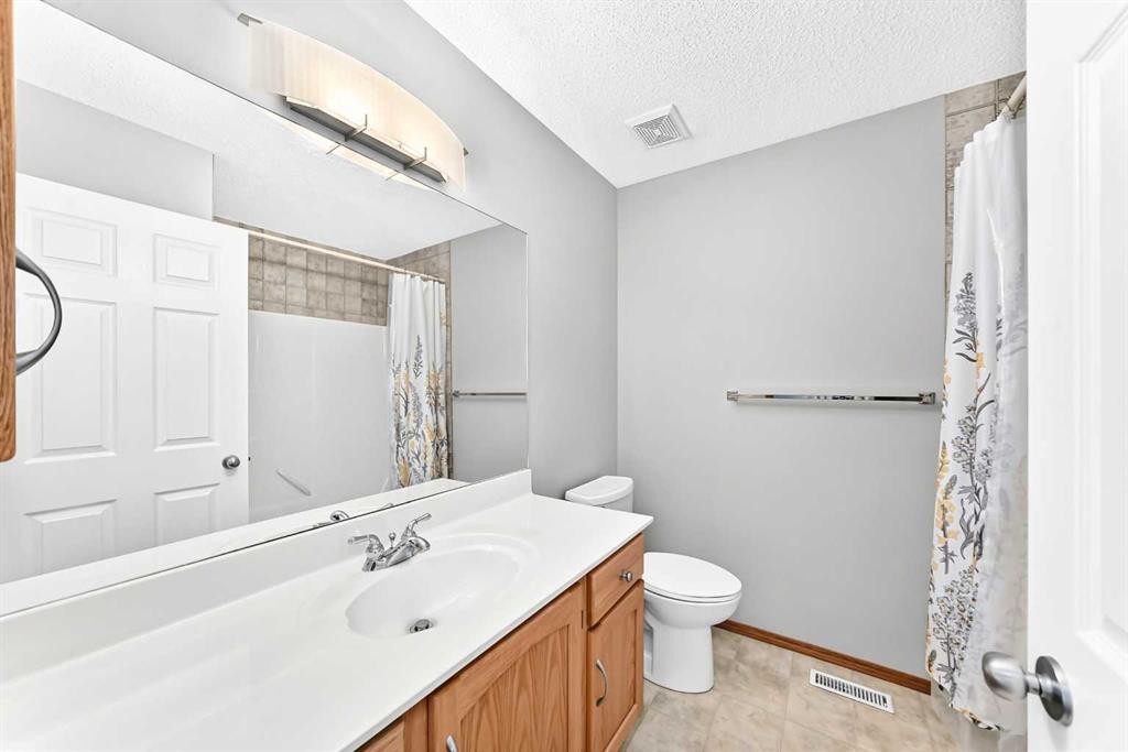 83 Edgeridge Close Nw, Calgary, AB - Indoor Photo Showing Bathroom