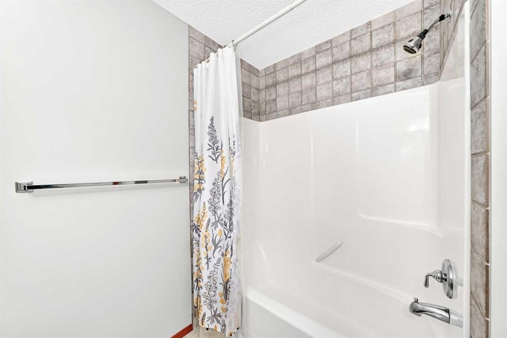 83 Edgeridge Close Nw, Calgary, AB - Indoor Photo Showing Bathroom