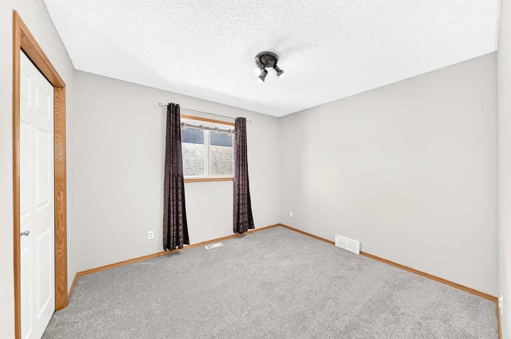83 Edgeridge Close Nw, Calgary, AB - Indoor Photo Showing Other Room