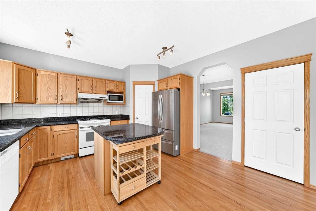83 Edgeridge Close Nw, Calgary, AB - Indoor Photo Showing Kitchen