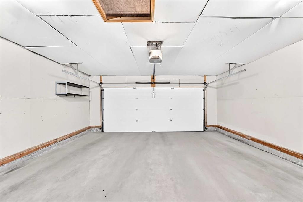 83 Edgeridge Close Nw, Calgary, AB - Indoor Photo Showing Garage