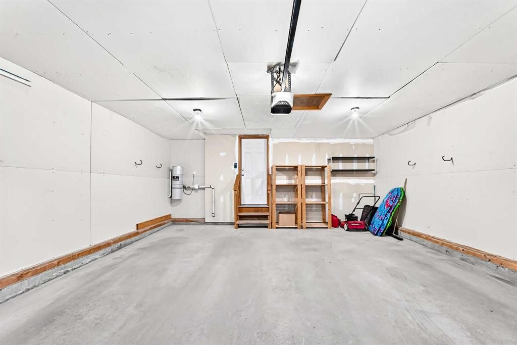 83 Edgeridge Close Nw, Calgary, AB - Indoor Photo Showing Garage