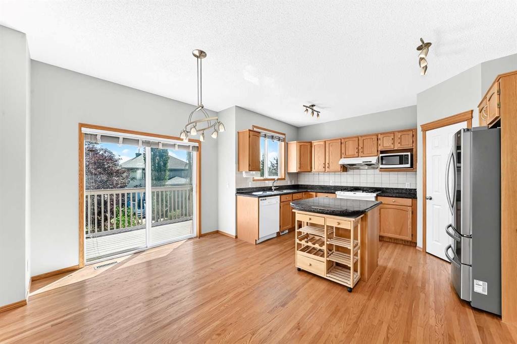 83 Edgeridge Close Nw, Calgary, AB - Indoor Photo Showing Kitchen