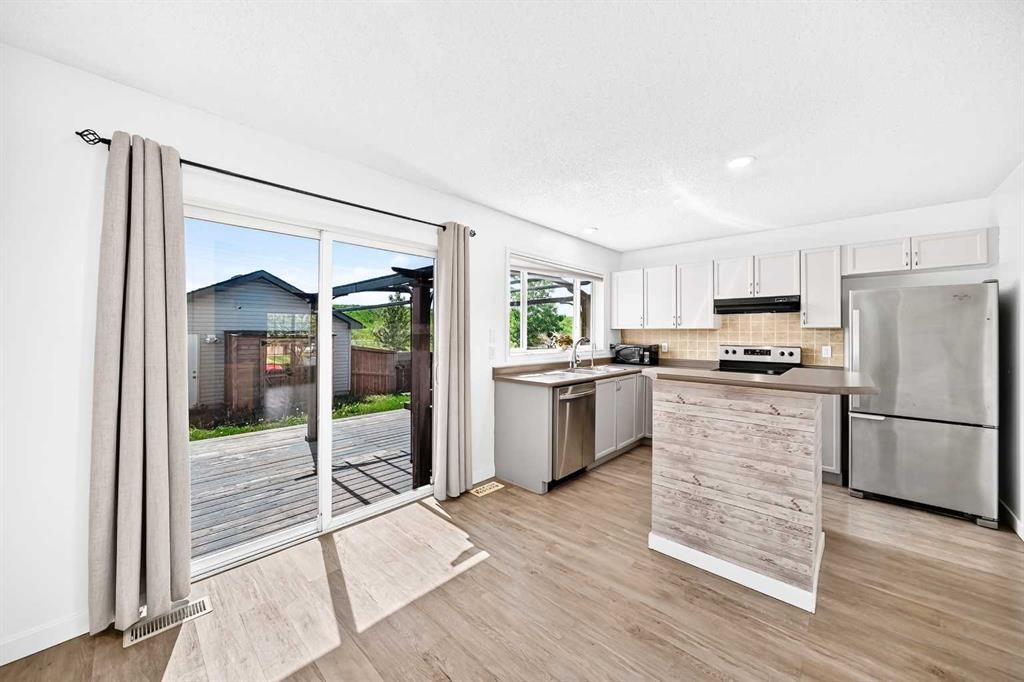 294 Elgin View Se, Calgary, AB - Indoor Photo Showing Kitchen