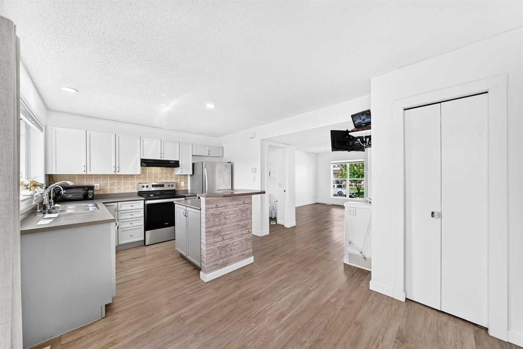294 Elgin View Se, Calgary, AB - Indoor Photo Showing Kitchen