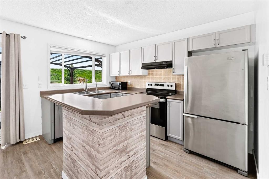 294 Elgin View Se, Calgary, AB - Indoor Photo Showing Kitchen With Double Sink