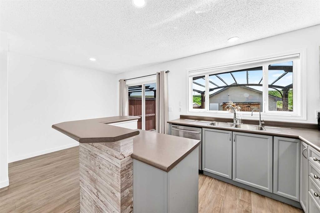 294 Elgin View Se, Calgary, AB - Indoor Photo Showing Kitchen