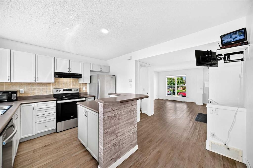 294 Elgin View Se, Calgary, AB - Indoor Photo Showing Kitchen