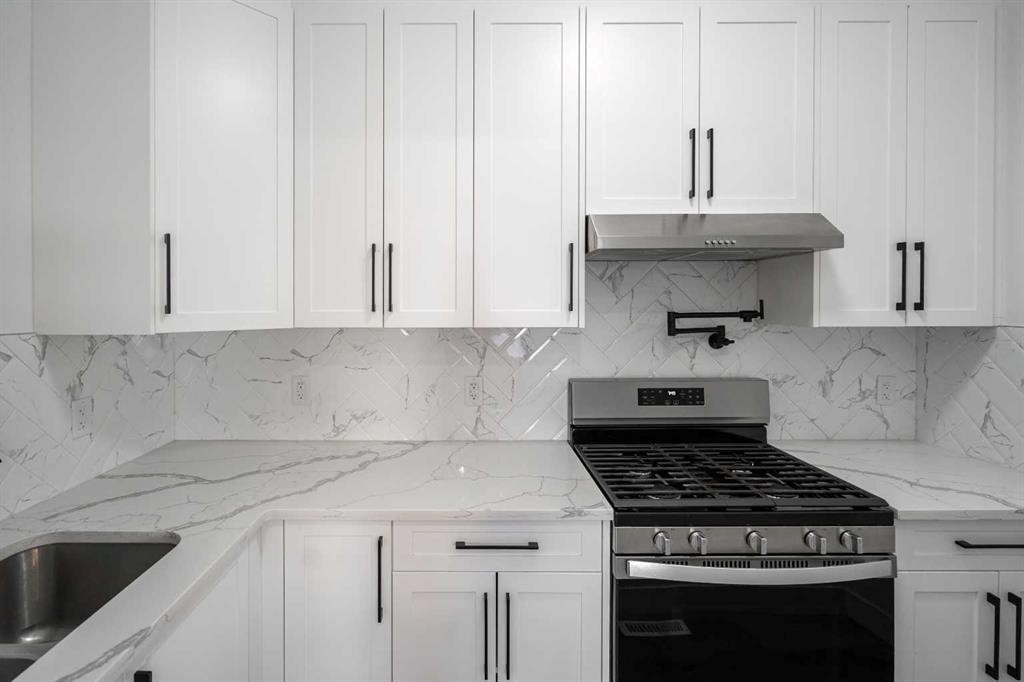 123 Saddlecrest Grove Ne, Calgary, AB - Indoor Photo Showing Kitchen