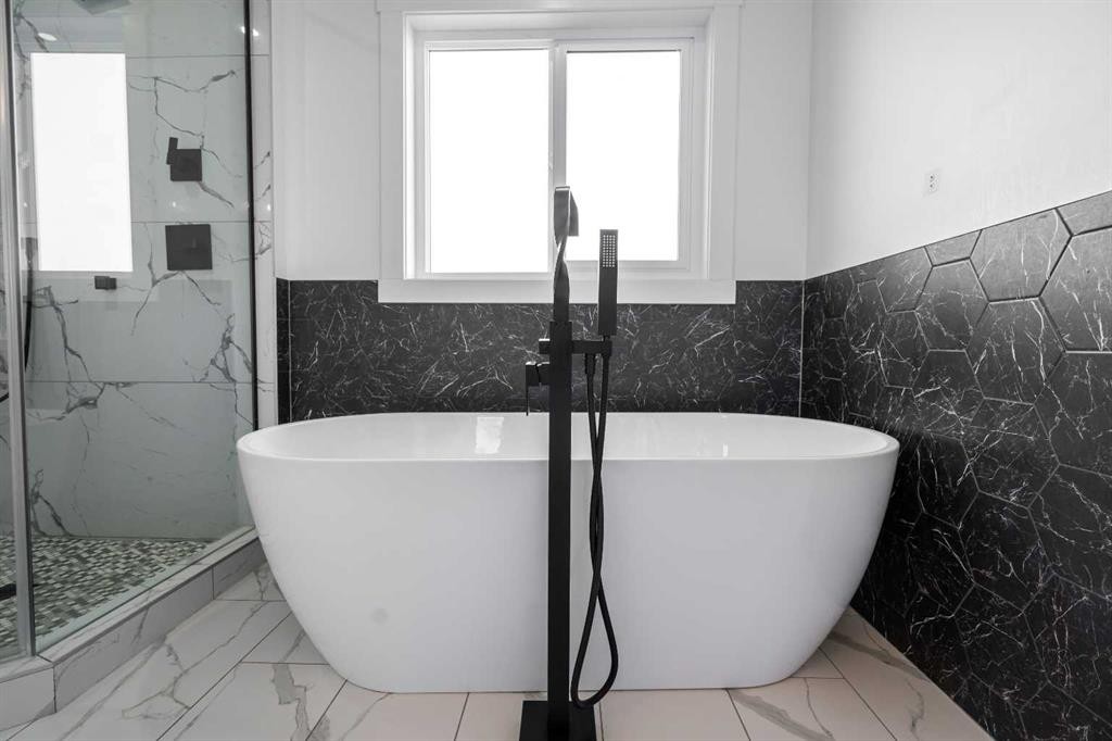 123 Saddlecrest Grove Ne, Calgary, AB - Indoor Photo Showing Bathroom