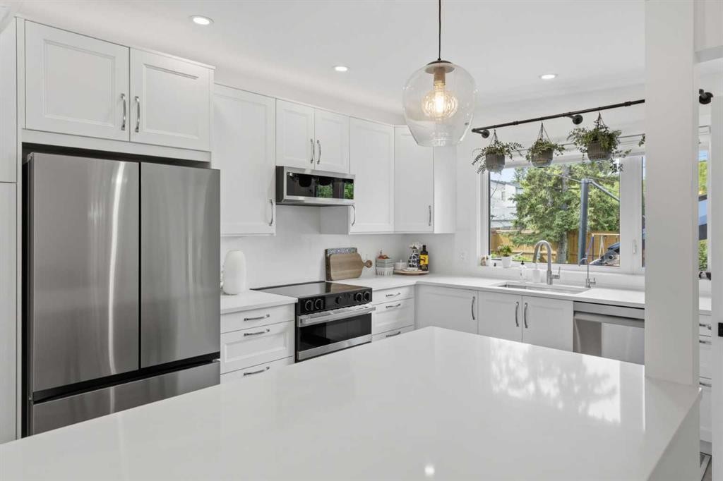 3720 58 Avenue Sw, Calgary, AB - Indoor Photo Showing Kitchen With Upgraded Kitchen
