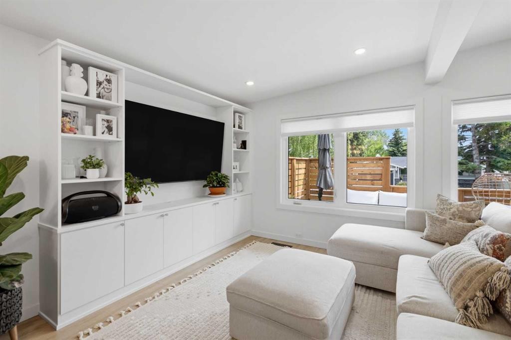 3720 58 Avenue Sw, Calgary, AB - Indoor Photo Showing Living Room