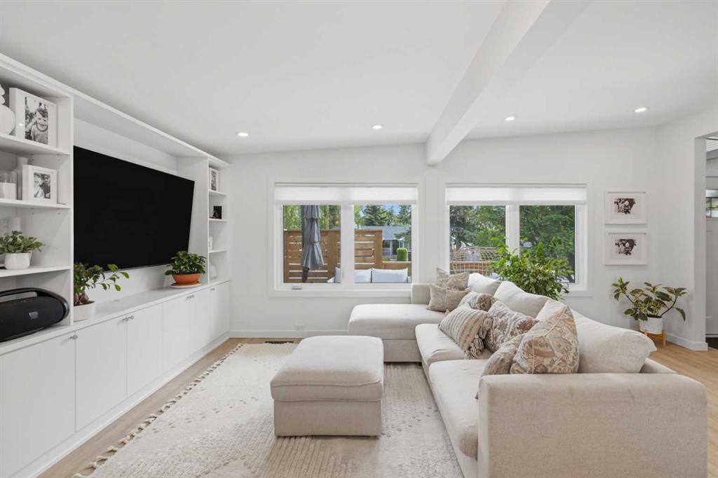 3720 58 Avenue Sw, Calgary, AB - Indoor Photo Showing Living Room
