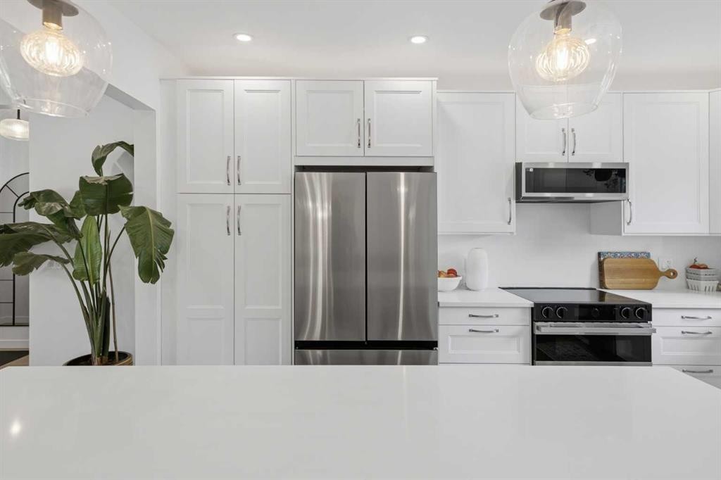 3720 58 Avenue Sw, Calgary, AB - Indoor Photo Showing Kitchen With Upgraded Kitchen