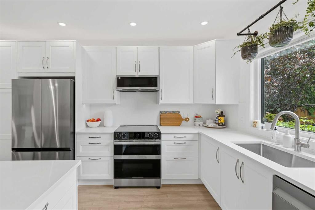3720 58 Avenue Sw, Calgary, AB - Indoor Photo Showing Kitchen With Upgraded Kitchen