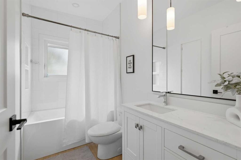 3720 58 Avenue Sw, Calgary, AB - Indoor Photo Showing Bathroom