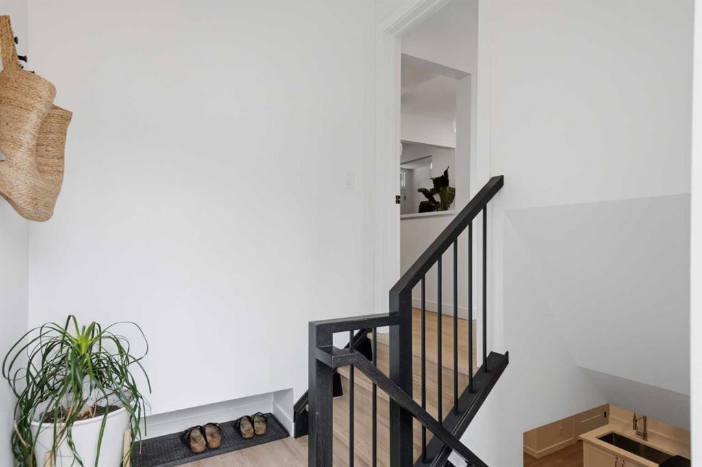 3720 58 Avenue Sw, Calgary, AB - Indoor Photo Showing Other Room