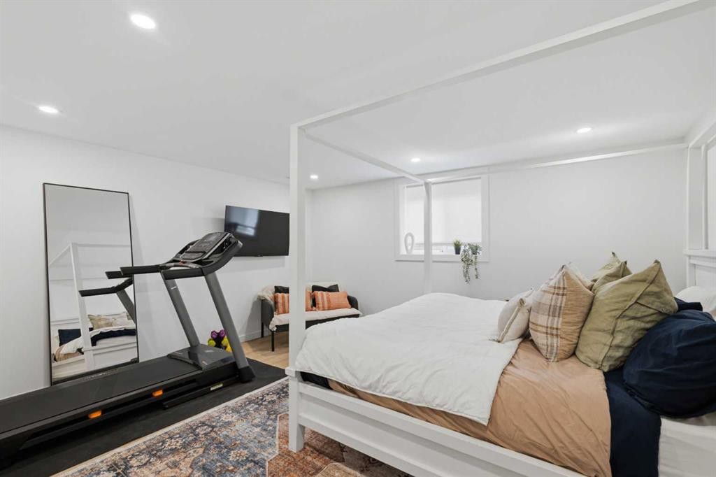 3720 58 Avenue Sw, Calgary, AB - Indoor Photo Showing Gym Room