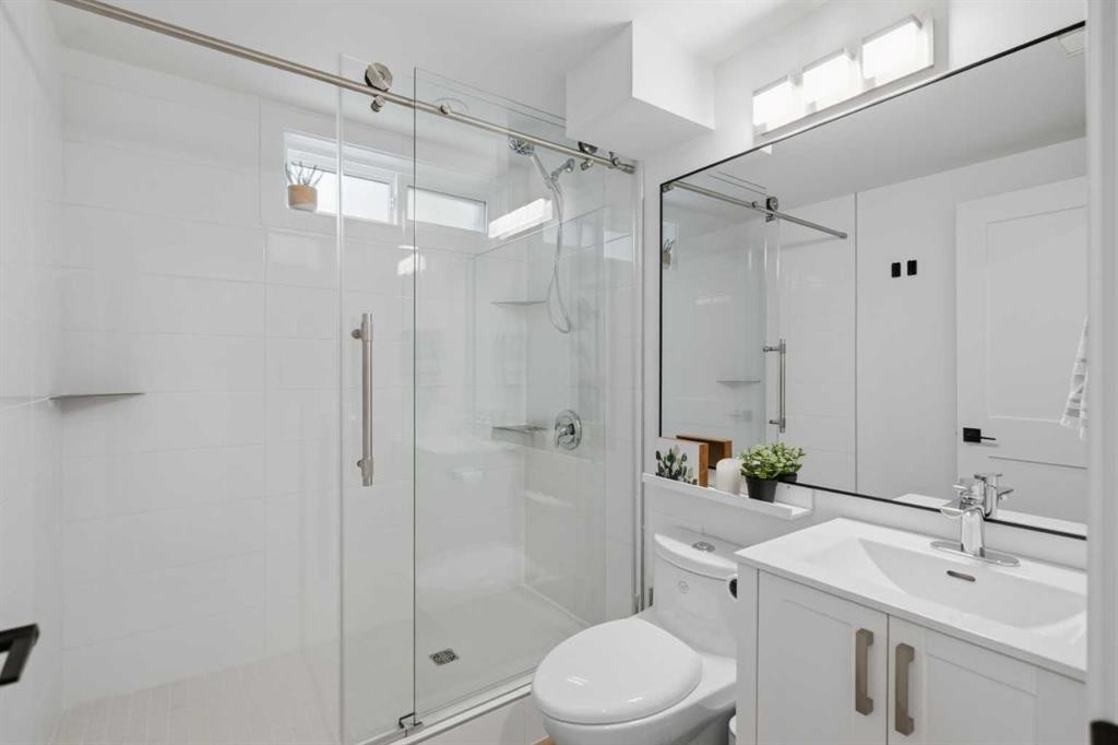 3720 58 Avenue Sw, Calgary, AB - Indoor Photo Showing Bathroom