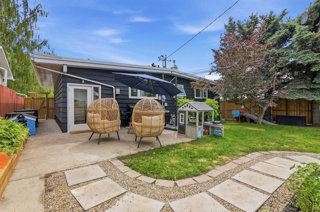 3720 58 Avenue Sw, Calgary, AB - Outdoor