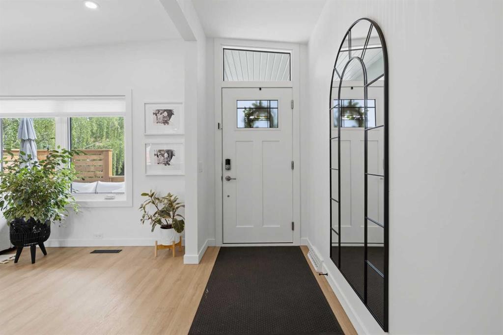 3720 58 Avenue Sw, Calgary, AB - Indoor Photo Showing Other Room