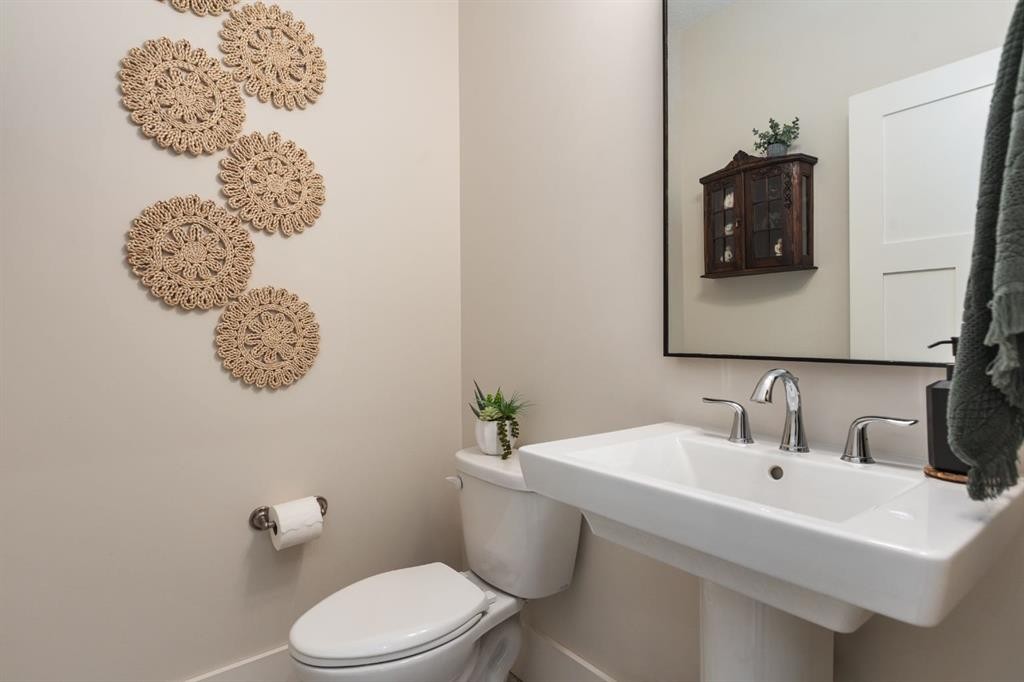 313 Centre Avenue Se, Airdrie, AB - Indoor Photo Showing Bathroom