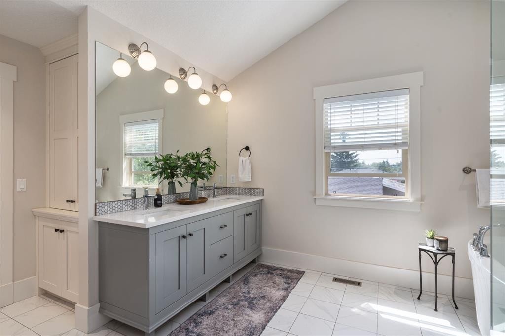 313 Centre Avenue Se, Airdrie, AB - Indoor Photo Showing Bathroom