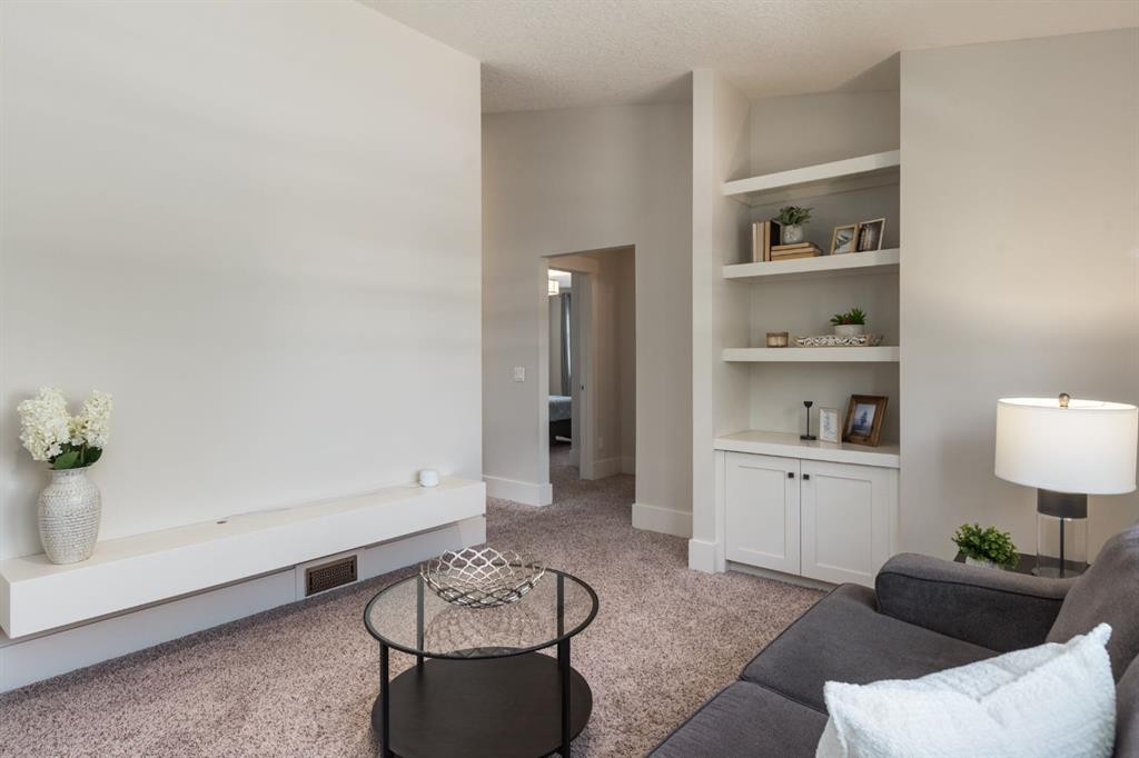 313 Centre Avenue Se, Airdrie, AB - Indoor