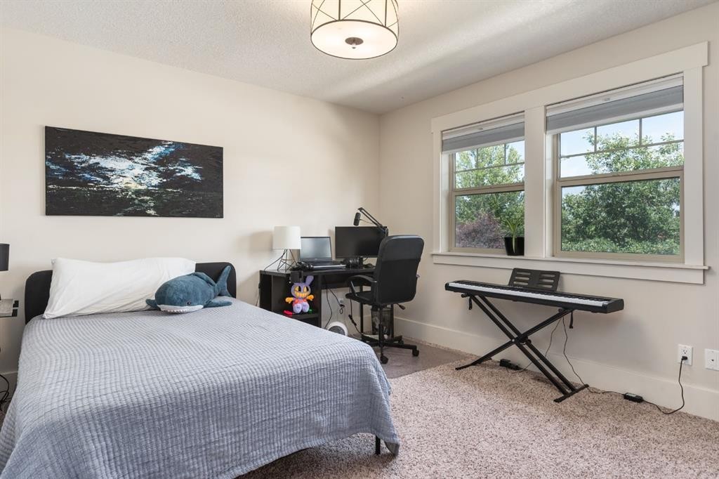 313 Centre Avenue Se, Airdrie, AB - Indoor Photo Showing Bedroom