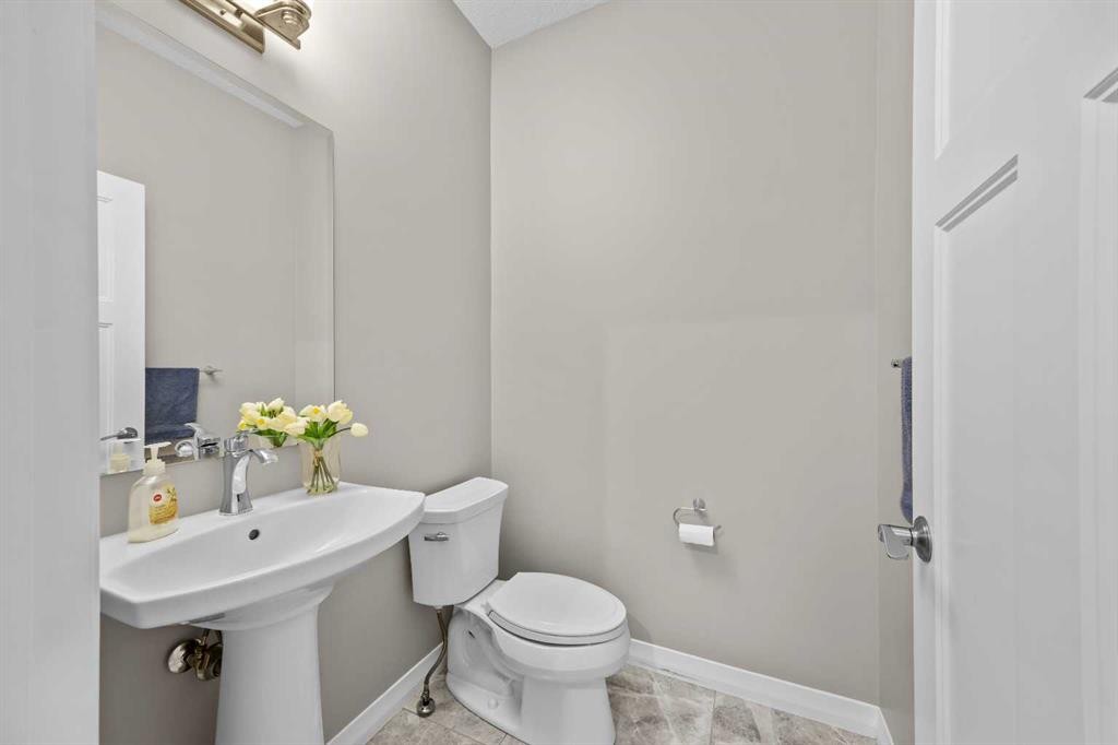 27 Mahogany Crescent Se, Calgary, AB - Indoor Photo Showing Bathroom